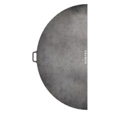 Feuerplatte für Feuerschalen – Halbkreis-Design für Kreatives Grillen Die Halbkreis-Plancha verwandelt Ihre Feuerschale in eine vielseitige Grillstation und sorgt für ein einzigartiges Grillerlebnis. Hauptmerkmale: Erhältlich in drei Größen: Ø 60 cm, Ø 80 cm und Ø 100 cm Massiver 6 mm Stahl für hervorragende Hitzespeicherung und gleichmäßige Hitzeverteilung Integrierter Griff für einfache Handhabung Das clevere Halbkreis-Design ermöglicht eine flexible Nutzung Ihrer Feuerschale.  Perfekt für kreative Grillideen und vielseitigen Outdoor-Genuss!
