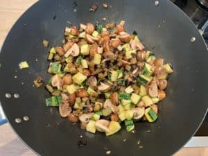 Zucchini und Champignons anbraten