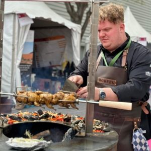 Zaubern Sie köstliche Fleischgerichte direkt über offenem Feuer mit dem vielseitigen BonFeu Rotisserie-Set.