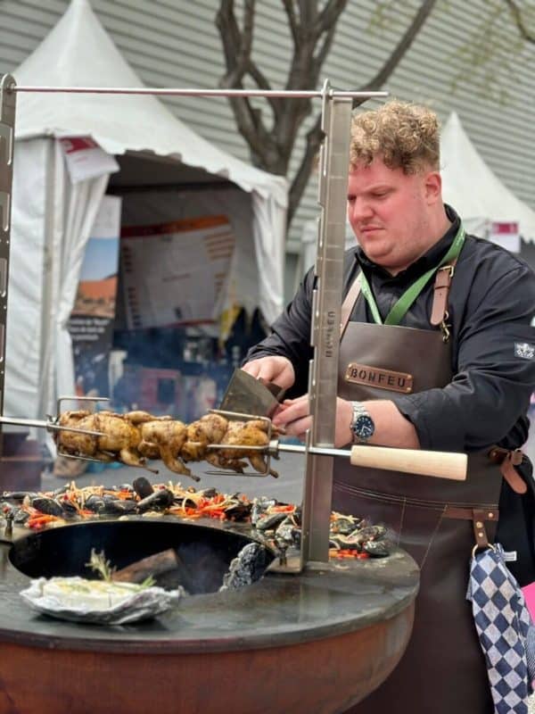 Zaubern Sie köstliche Fleischgerichte direkt über offenem Feuer mit dem vielseitigen BonFeu Rotisserie-Set.