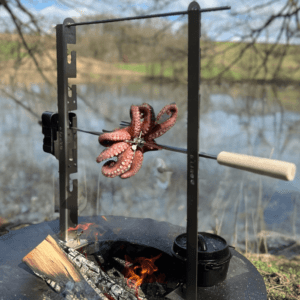 Zaubern Sie köstliche Fleischgerichte direkt über offenem Feuer mit dem vielseitigen BonFeu Rotisserie-Set.