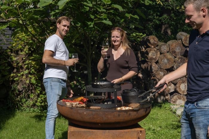 HEAT Bakka Kochfeuerstelle | Plancha-Grill aus Roststahl mit Stauraum
