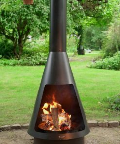 Der Terrassenofen La Luz 140 ist ein moderner Gartenkamin aus schwarz beschichtetem Stahl mit Regenhaube und Grillrost – ideal für gemütliche Abende im Freien.