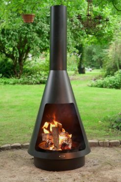 Der Terrassenofen La Luz 140 ist ein moderner Gartenkamin aus schwarz beschichtetem Stahl mit Regenhaube und Grillrost – ideal für gemütliche Abende im Freien.