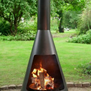 Der Terrassenofen La Luz 140 ist ein moderner Gartenkamin aus schwarz beschichtetem Stahl mit Regenhaube und Grillrost – ideal für gemütliche Abende im Freien.