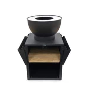 Die HEAT Kjok ist eine kompakte Outdoor-Kochstation mit Feuerbowl, Plancha, Grill, zwei Klapp-Arbeitsflächen und Stauraum – ideal für vielseitiges Kochen im Garten.