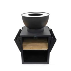 Die HEAT Kjok ist eine kompakte Outdoor-Kochstation mit Feuerbowl, Plancha, Grill, zwei Klapp-Arbeitsflächen und Stauraum – ideal für vielseitiges Kochen im Garten.