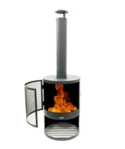 Der HEAT Hamar ist ein klassischer Terrassenofen aus pulverbeschichtetem Metall mit Funkenschutz, hohem Schornstein und praktischem Holzfach – ideal für romantische Wärme im Garten.