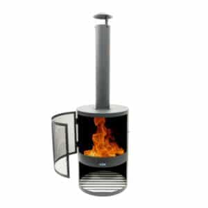 Der HEAT Hamar ist ein klassischer Terrassenofen aus pulverbeschichtetem Metall mit Funken­schutz, hohem Schornstein und praktischem Holzfach – ideal für romantische Wärme im Garten.