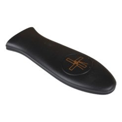 Griffhülle aus Silikon für gusseiserne Pfannen. Bremst die Wärmeleitung, sitzt sicher am Griff und ist spülmaschinenfest.