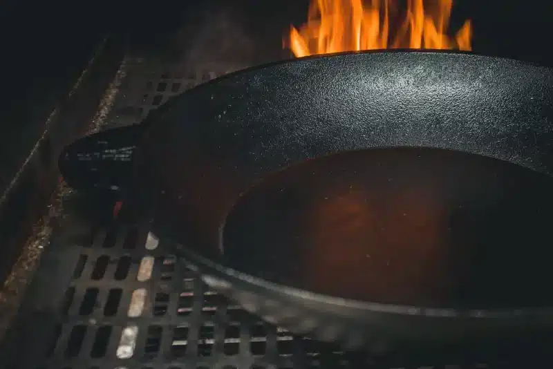 Einbrennen von Gusseisenpfannen