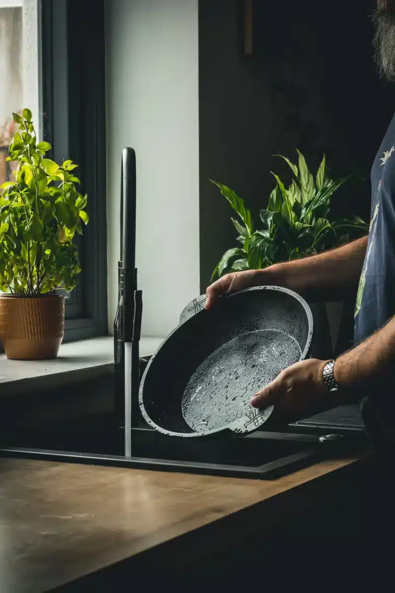 Einbrennen von Gusseisenpfannen