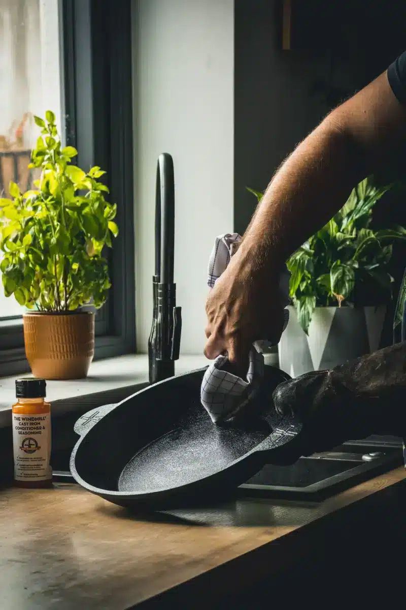 Einbrennen von Gusseisenpfannen