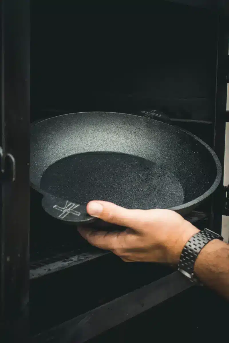 Einbrennen von Gusseisenpfannen