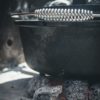 Dutch Oven aus Gusseisen | Feuertopf für Grill & offenes Feuer