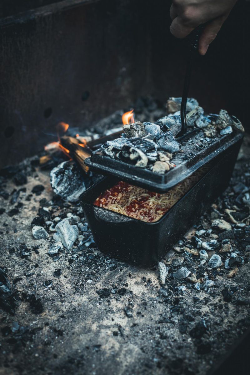 Deckelheber für Dutch Oven | Sicher & sauber kochen am Feuer