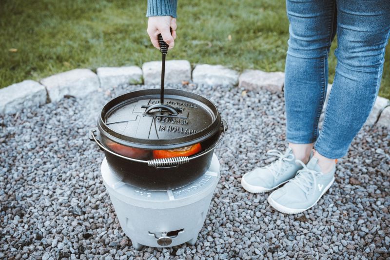 Deckelheber für Dutch Oven | Sicher & sauber kochen am Feuer