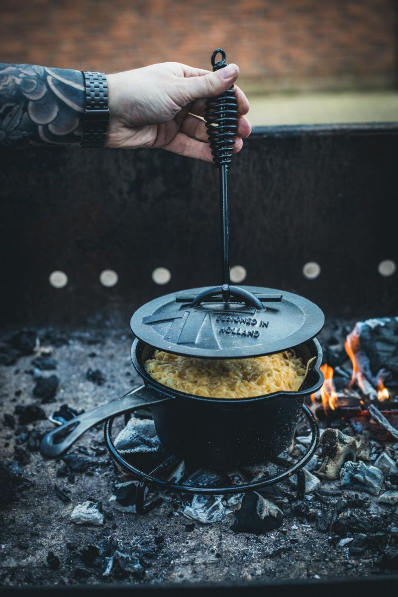 Deckelheber für Dutch Oven | Sicher & sauber kochen am Feuer