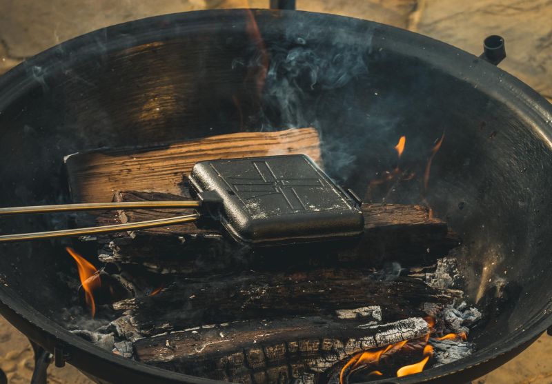 Sandwicheisen | Pie Iron mit langem Griff für Lagerfeuer & Grill