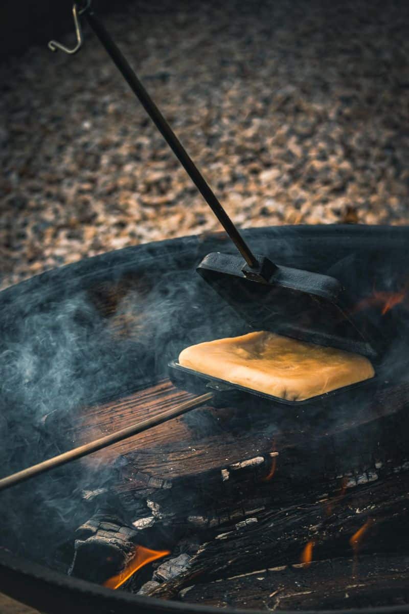 Sandwicheisen | Pie Iron mit langem Griff für Lagerfeuer & Grill