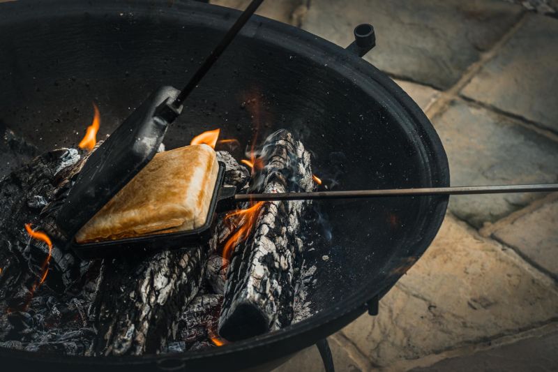 Sandwicheisen | Pie Iron mit langem Griff für Lagerfeuer & Grill