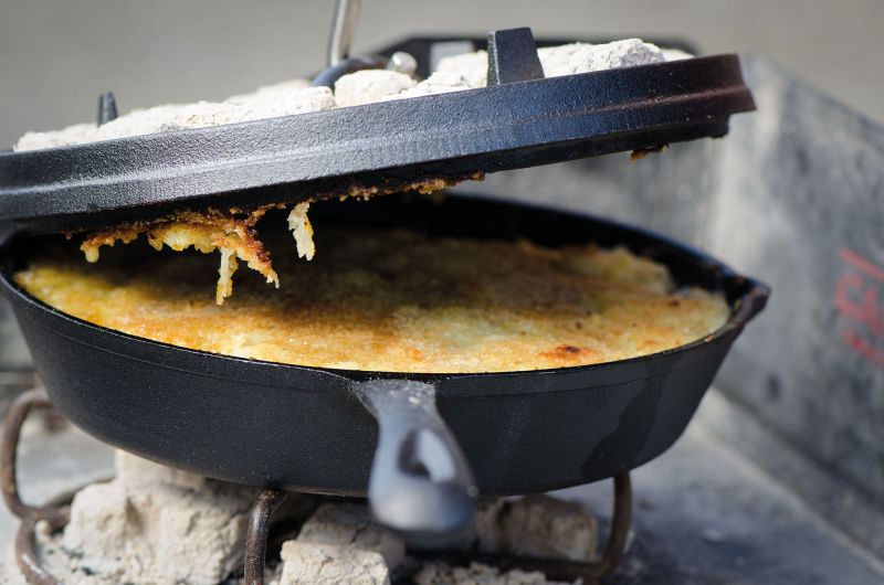 Gusseisenpfanne mit Stielgriff | S–XL für Grill, Herd & Ofen