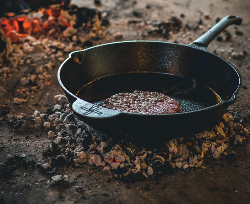 Gusseisenpfanne mit Stielgriff | S–XL für Grill, Herd & Ofen