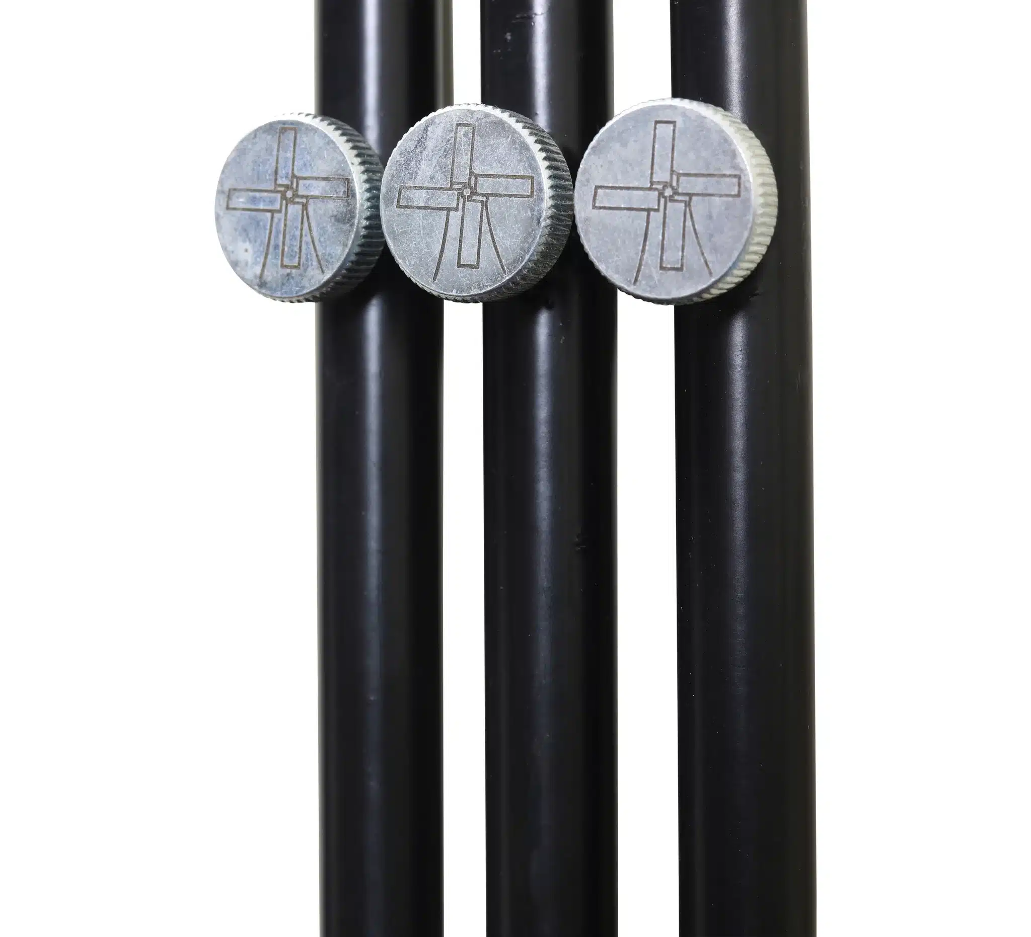 Dreibein-Verlängerung aus pulverbeschichtetem Stahl. Mehr Höhe, bessere Standfläche und ideal für Dutch Oven & Grillrost am Feuer.