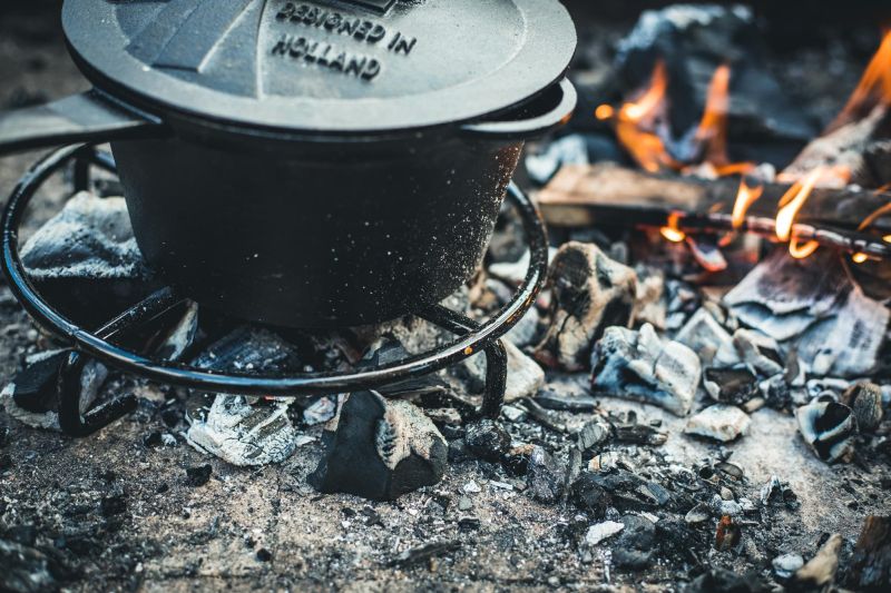 Topfuntersetzer aus pulverbeschichtetem Stahl. Zum sicheren Abstellen heißer Pfannen oder als stabile Kochfläche im offenen Feuer.
