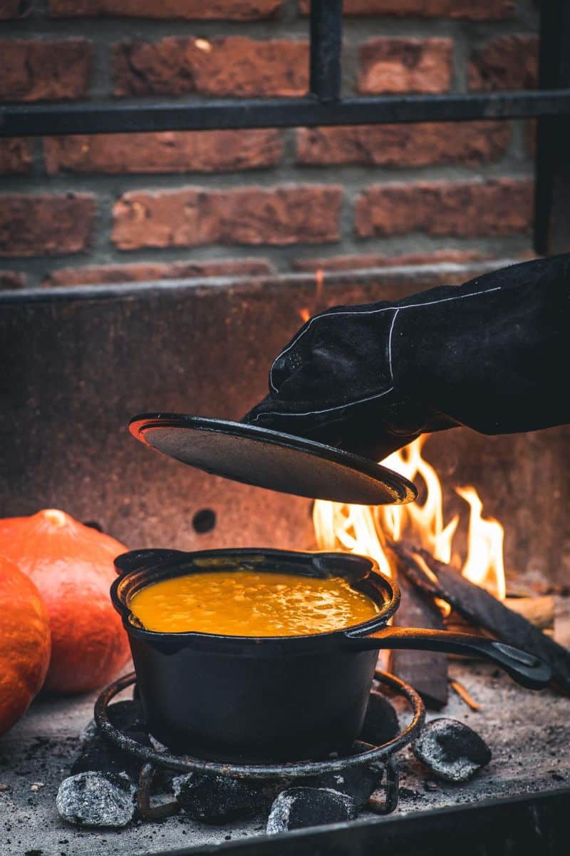 Topfuntersetzer aus pulverbeschichtetem Stahl. Zum sicheren Abstellen heißer Pfannen oder als stabile Kochfläche im offenen Feuer.