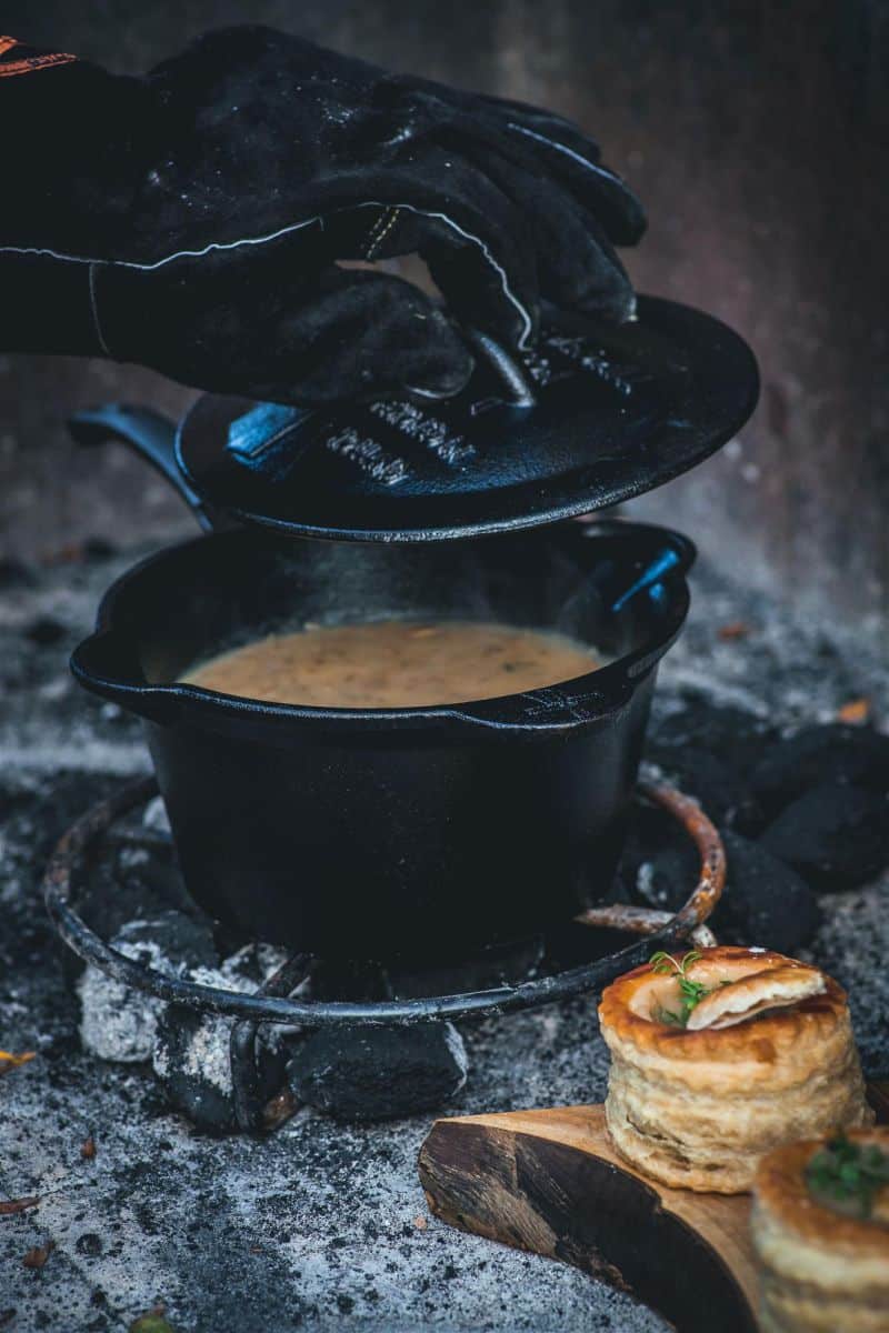 Topfuntersetzer aus pulverbeschichtetem Stahl. Zum sicheren Abstellen heißer Pfannen oder als stabile Kochfläche im offenen Feuer.