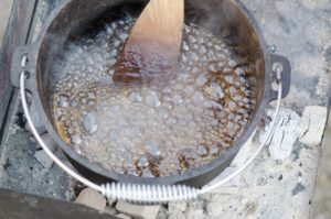 Karamelläpfel in BBQ-Topf