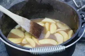 Karamelläpfel in BBQ-Topf